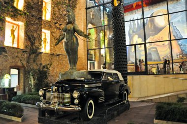 Figueres, İspanya-Ağustos 6: dali Müzesi Katalonya, İspanya Ağustos 6,2009 üzerinde ana avlusu. Dalí tiyatro ve müze olan bir müze sanatçı Salvador dali, figueres ev kasabasında.