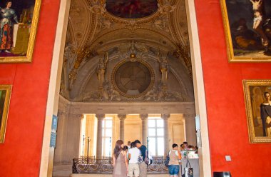 Paris-Ağustos 18: Ağustos 18, louvre Müzesi'nde ziyaretçi 2009 Paris, Fransa.