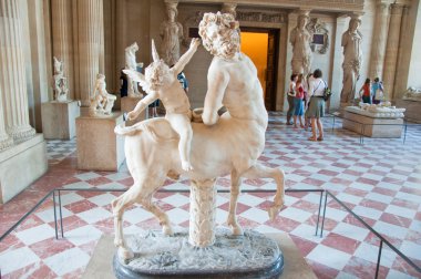 Paris-Ağustos 16: Yunan heykel louvre Müzesi Paris, Fransa Ağustos 16,2009 üzerinde.