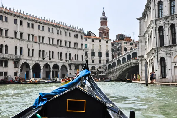 VENECIA-JUNIO 15: Góndola sobre el canal veneciano el 15 de junio de 2012 en Venecia, Italia . — Foto de Stock
