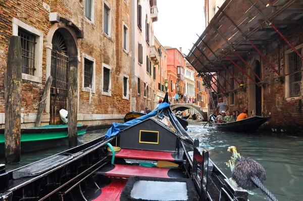 VENICE-JUNHO 15: Gôndola no canal veneziano em 15 de junho de 2012 em Veneza, Itália . — Fotografia de Stock