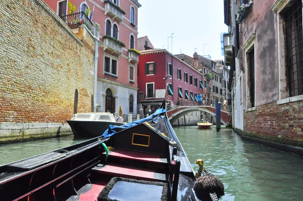 VENICE-JUNHO 15: Gôndola no canal veneziano em 15 de junho de 2012 em Veneza, Itália . — Fotografia de Stock