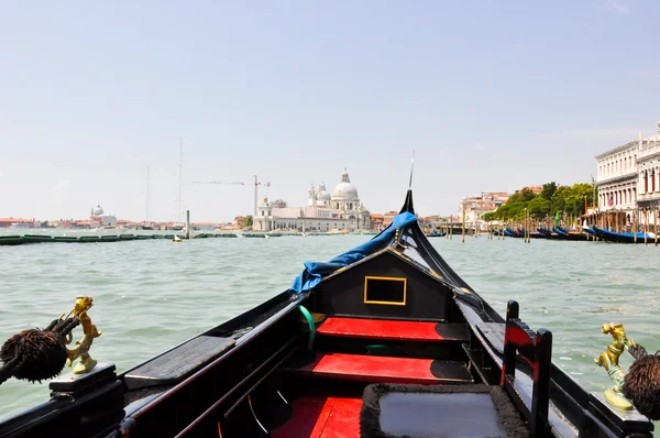 VENICE-JUNE 15: Gondola on the Venetian Grand Canal on June 15, 2012 in Venice, Italy. — Stock Photo, Image