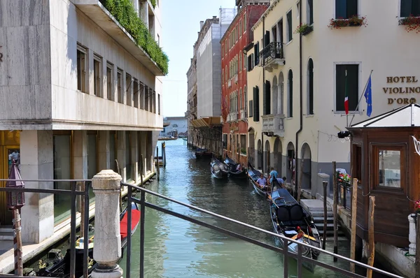 VENICE-JUNE 15: Estreito canal veneziano em 15 de junho de 2012 em Veneza, Itália . — Fotografia de Stock