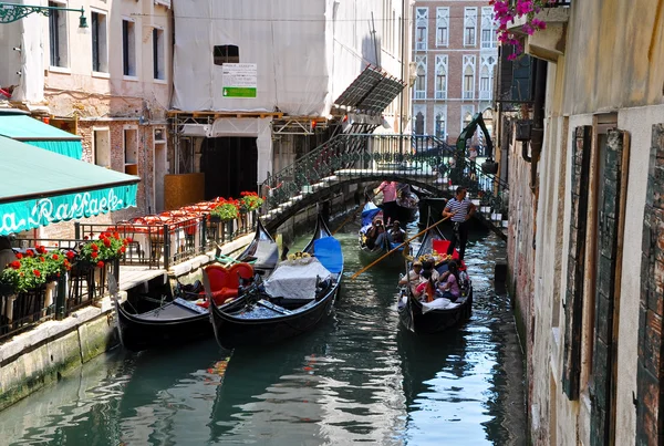 Venetië-juni 15: gondelier draait de gondel op het Venetiaanse kanaal op 15 juni 2012 in Venetië, Italië. — Stockfoto