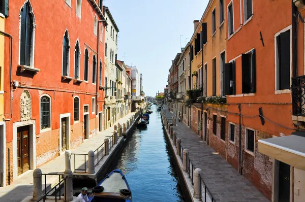 VENICE-IUNIE 15: Canalul venețian îngust pe 15 iunie 2012 în Veneția, Italia . — Fotografie, imagine de stoc