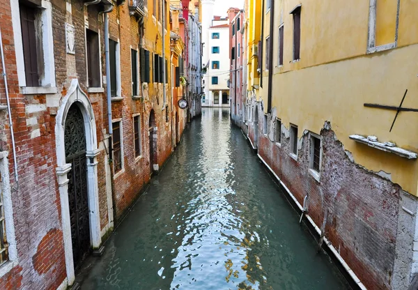 Canalul venețian îngust din Veneția, Italia . — Fotografie, imagine de stoc