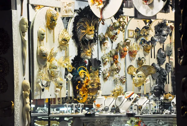 Benátky Červen 15: benátské masky ve vitríně na 15 června 2012 v Benátkách, Itálie. — Stock fotografie