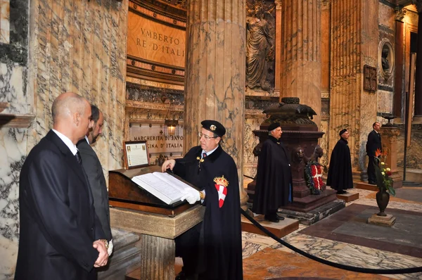 ROMA-NOVEMBRO 6: Membros da Casa de Saboia no Panteão Romano em 6 de novembro de 2010 em Roma, Itália. A Casa de Saboia é família real, sendo fundada no ano 1003 na região histórica de Saboia . — Fotografia de Stock