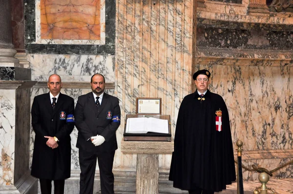 ROME-NOVEMBER 6: Members the House of Savoy in Roman Pantheon on November 6,2010 in Rome, Italy. The House of Savoy is royal families, being founded in year 1003 in the historical Savoy region. — Stock Photo, Image