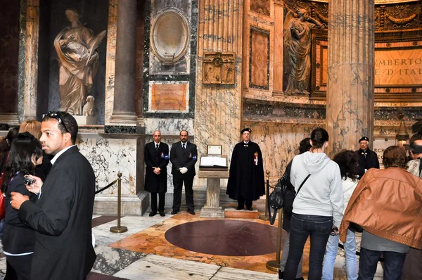 ROMA-6 NOVEMBRE: Membri della Casa Savoia nel Pantheon Romano il 6 novembre 2010 a Roma. La Casa Savoia è una famiglia reale fondata nel 1003 nella storica regione sabauda . — Foto Stock