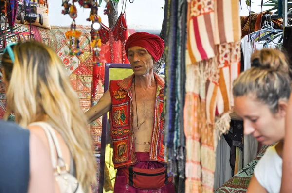 伊维萨岛 — — 8 月 13： 嬉皮士市场拉斯维加斯大丽花在伊维萨岛 8 月 13 日线路板巴利阿里群岛，西班牙. — 图库照片