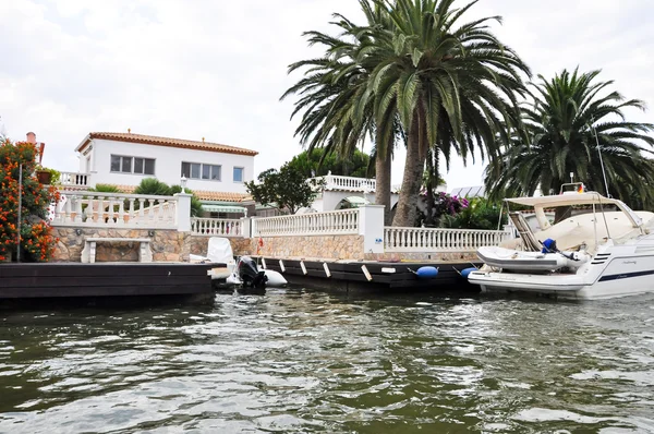 OMPURIABRAVA 10 LUGLIO: Strada dell'acqua di Empuriabrava il 10 luglio 2013 in Catalogna. Empuriabrava è uno dei più grandi porti turistici del mondo, situato sulla costa di Girona, Costa Brava, Catalogna, Spagna . — Foto Stock