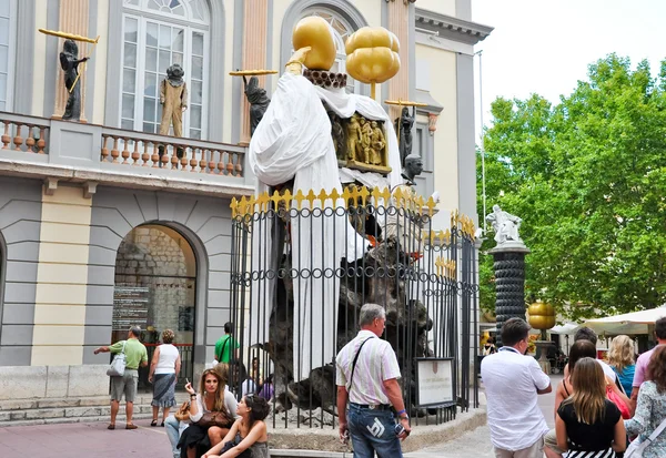 FIGUERES-AUGUST 9:The Dalí Theatre and Museum on August 9,2009 in Figueres. Dalí Theatre and Museum is a museum of the artist Salvador Dalí in his home town of Figueres, in Catalonia, Spain. — Stockfoto
