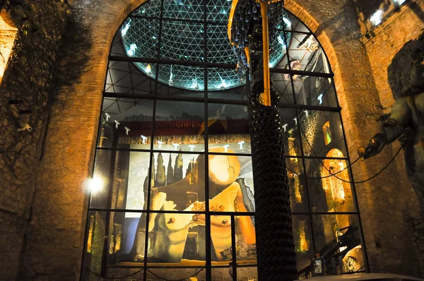 FIGUERES, SPAIN-AUGUST 6: Main courtyard of the Dali Museum on August 6,2009 in Figueres. The Dali Theatre and Museum is a museum of the artist Salvador Dali in Figueres, Catalonia, Spain. — Stock Photo, Image