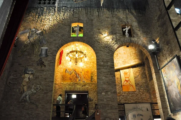 Figueres, Španělsko srpen 6: turisté v divadle dali na srpen 6,2009 ve figueres. Dalí divadlo a muzeum je muzeum Salvadora Dalího v jeho rodném městě figueres, v Katalánsku, Španělsko. — Stock fotografie