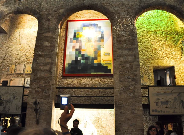 FIGUERES, SPAIN-AUGUST 6: Tourists at the Dali Theatre on August 6,2009 in Figueres. The Dali Theatre and Museum is a museum of  Salvador Dali in his home town of Figueres, in Catalonia, Spain. — Stock Photo, Image