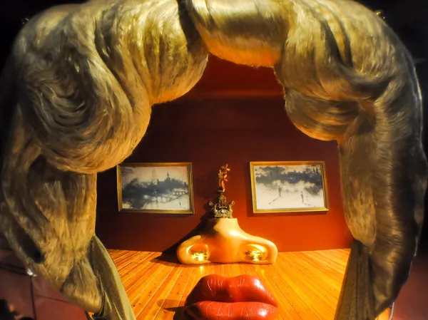 FIGUERES, SPAIN-AUGUST 6: The Mae West room in Dali Theatre on August 6,2009 in Figueres. The Dali Theatre and Museum is a museum of  Salvador Dali in Figueres, in Catalonia, Spain. — Stock Photo, Image