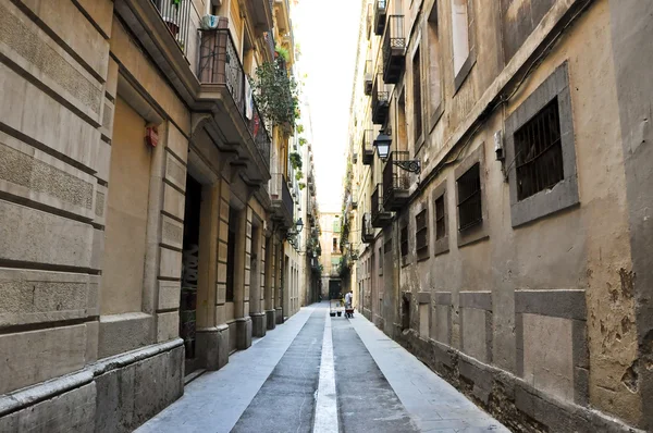 Narrow street in the Gothic Quarter of Barcelona. Spain. — Stock Photo, Image