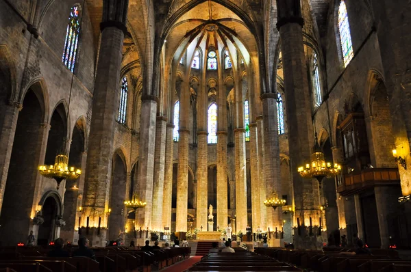 BARCELONA-13 AGOSTO: Interno di Santa Maria del Pi il 13 agosto 2009 a Barcellona, Catalogna, Spagna.Santa Maria del Pi è una chiesa gotica del XIV secolo a Barcellona, Catalogna, Spagna . — Foto Stock