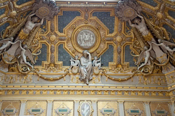 Paris, france louvre müzesinde tavan. — Stok fotoğraf
