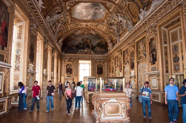 PARIS-AUGUST 18: Visitors at the Louvre Museum, August 18, 2009 in Paris, France. — Stock Photo, Image