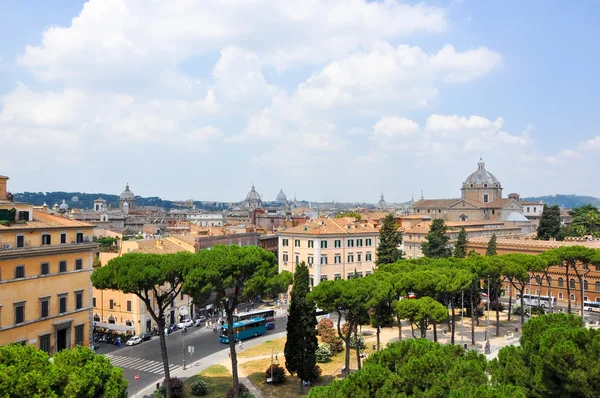 Rzym lipiec 19: Rzym widziany ze wzgórza Kapitolu 19 lipca 2013 r. w Rzymie, Włochy. — Zdjęcie stockowe