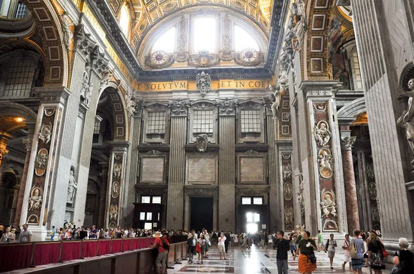 Rom-augusti 10: interiör av Peterskyrkan på augusti 10, 2009 i Vatikanen. Sankt Peterskyrkan, är en renässans kyrka ligger inom Vatikanstaten. — Stockfoto