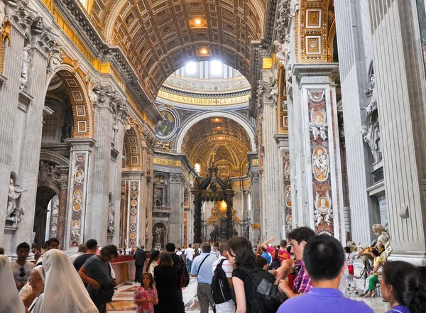 ROME-AUGUST 10: Interior of the St. Peter's Basilica on August 10, 2009 in Vatican. Saint Peter's Basilica, is a Late Renaissance church located within Vatican City. — Stock Photo, Image