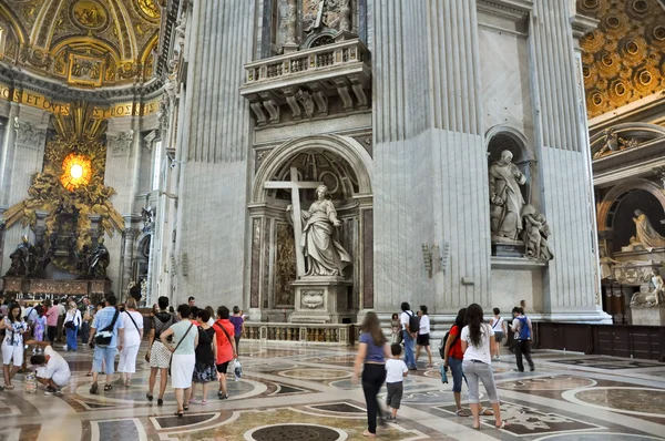 ROME-AUGUST 10: Interior of the St. Peter's Basilica on August 10, 2009 in Vatican. Saint Peter's Basilica, is a Late Renaissance church located within Vatican City. — Stock Photo, Image