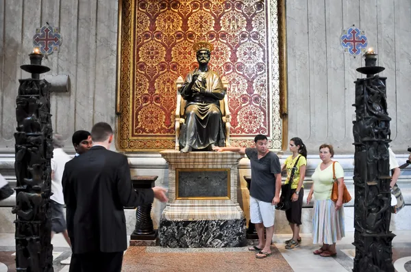 罗马 8 月 10： 8 月 10 日圣伯多禄大殿 2009 年在梵蒂冈。圣伯多禄大殿，后期的文艺复兴教堂坐落在梵蒂冈城 — 图库照片