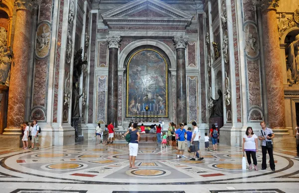 Rom-augusti 10: interiör av Peterskyrkan på augusti 10, 2009 i Vatikanen. Sankt Peterskyrkan, är en renässans kyrka ligger inom Vatikanstaten. — Stockfoto