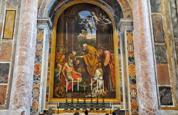 ROME-AUGUST 10: Interior of the St. Peter's Basilica on August 10, 2009 in Vatican. Saint Peter's Basilica, is a Late Renaissance church located within Vatican City. — Stock Photo, Image