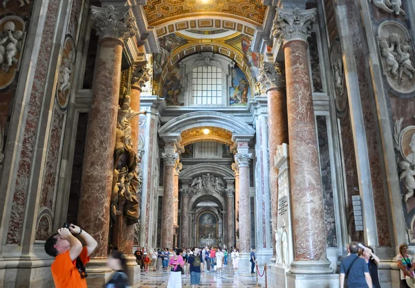 ROME-AUGUST 10: Interior of the St. Peter's Basilica on August 10, 2009 in Vatican. Saint Peter's Basilica, is a Late Renaissance church located within Vatican City. — Stock Photo, Image