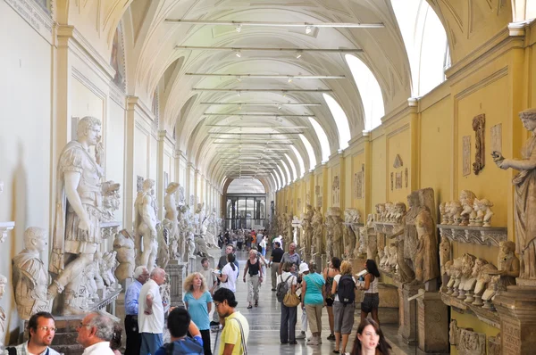 VATICAN - JULY 20: Galleria delle Statue on July 20, 2010 in Vatican Museum. The Vatican Museums are the museums of the Vatican City and are located within the city's boundaries. — Stock Photo, Image