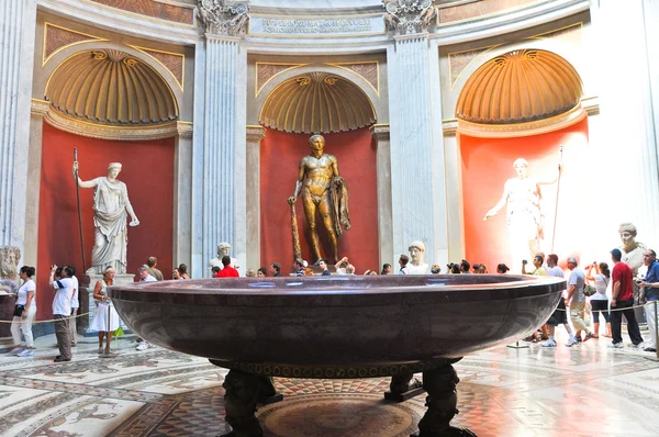 VATICAN-JULY 20: Sala Rotonda with bronze sculpture of Herculeson on July 20,2010 in the Vatican Museum, Rome, Italy. — Stock Photo, Image