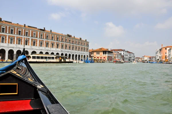 VENICE-JUNE 15: Gondola on the Venetian Grand Canal on June 15, 2012 in Venice, Italy. — Stock Photo, Image