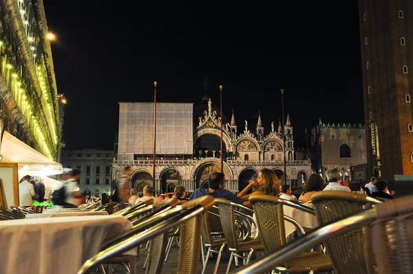 VENICE, ITALY - JULY 2: Tourists enjoy sightseeing at the local cafe on St. Mark's Square on July 2, 2012 in Venice, Italy. — Stock Photo, Image