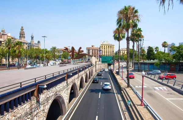 BARCELONA-JULY 25: Barcelona's street and seafront on July 25, 2013 in Barcelona. Catalonia, Spain. — Stock Photo, Image