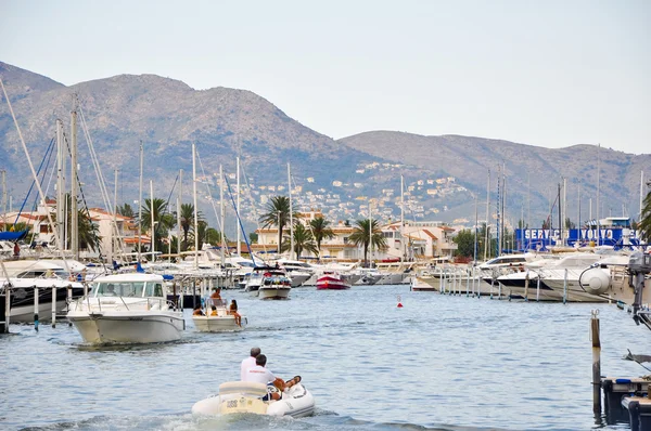 OMPURIABRAVA 10 LUGLIO: Strada dell'acqua di Empuriabrava il 10 luglio 2013 in Catalogna. Empuriabrava è uno dei più grandi porti turistici del mondo, situato sulla costa di Girona, Costa Brava, Catalogna, Spagna . — Foto Stock