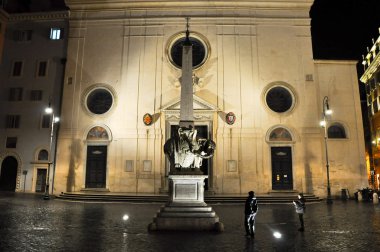 Roma-Ekim 7: piazza della minerva adlı Ekim gecesi 7,2010, Roma, İtalya. Piazza della minerva bir piazza Roma, İtalya, pantheon yakınında olduğunu.