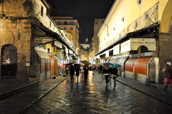 FLORENCE-NOVEMBER 10: The Ponte Vecchio at night on November 10, 2010 in Florence, Italy. The Ponte Vecchio is a Medieval stone arch bridge over the Arno River, in Florence, Italy. — Stock Photo, Image