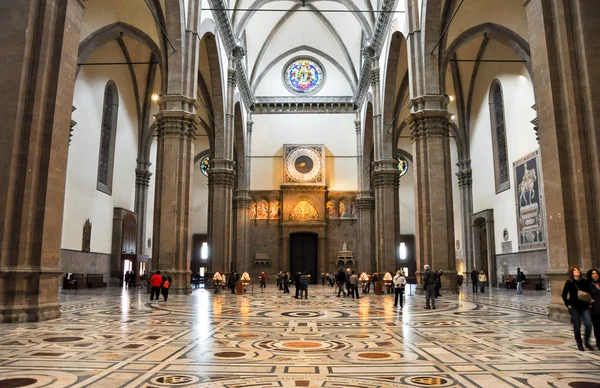 FIRENZE-10 NOVEMBRE: La navata della Basilica di Santa Maria del Fiore e l'orologio decorato da Paolo Uccello il 10 novembre 2010 a Firenze . — Foto Stock