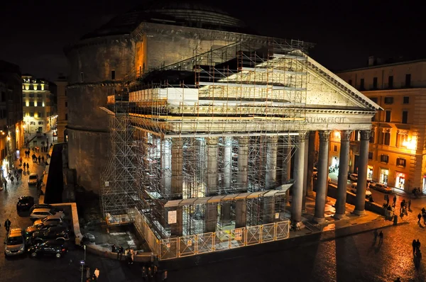 Rom-augusti 8: pantheon under återuppbyggnad på natten på augusti 8, 2013 i Rom, Italien. pantheon är en byggnad i Rom till alla gudar av Rom byggdes av Kejsar Hadrianus ca 126 ad. — Stockfoto