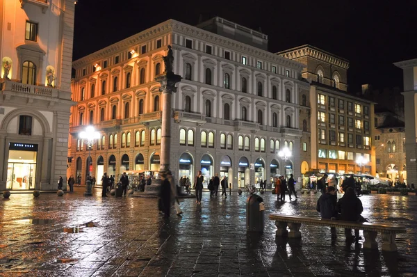 Florencie Listopad 10:piazza della repubblica v noci v listopadu 10,2010 ve Florencii, Itálie. náměstí Piazza della repubblica je náměstí ve Florencii, Itálie. — Stock fotografie