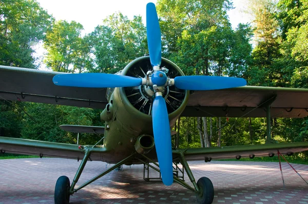 Military aircraft of the second world war in a forest. — Stock Photo, Image