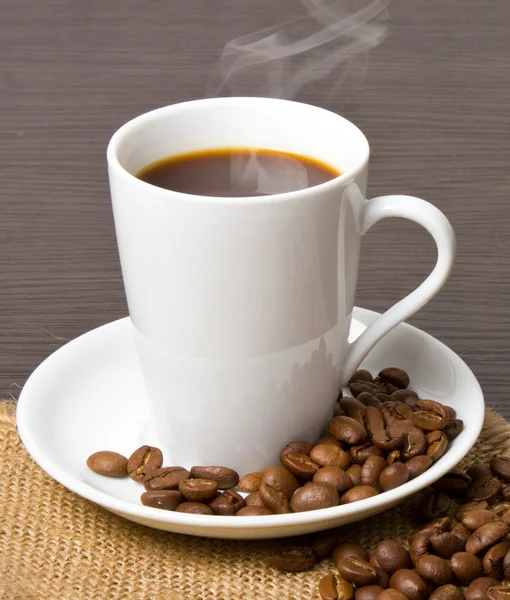 Kopje warme drank met koffie lichtbundel — Stockfoto