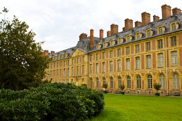 Slottet i fontainebleau, en av de största kungliga slott och en — Stockfoto