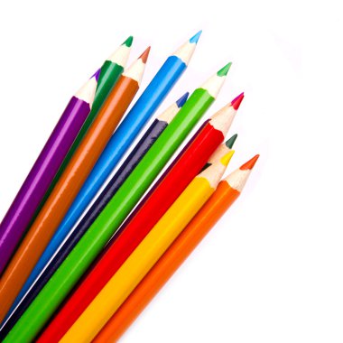 Beyaz arkaplanda izole edilmiş çok renkli kalemler