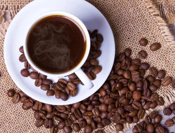 Copo de bebida quente com feixe de café — Fotografia de Stock